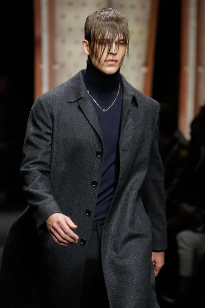 Look 16